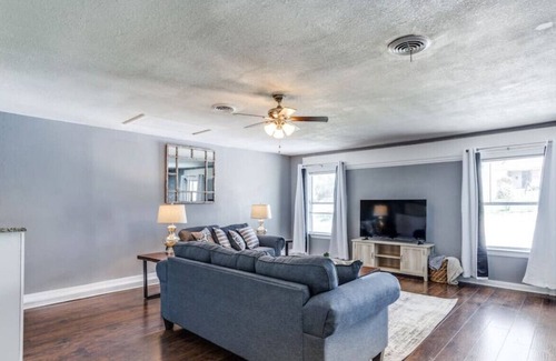 Dallas House | Quiet neighborhood living. Downtown minutes away