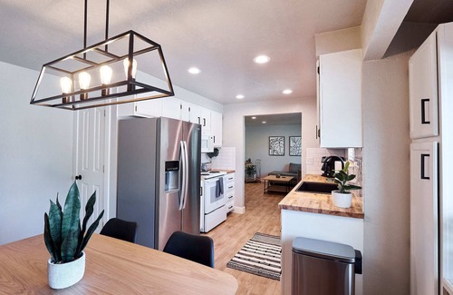 Franklin - Randolph House | Quiet Neighborhood, Near Grocery Stores & More! Easy Check In, 5 Min To Airport!