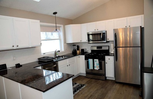 Eagan House | Quiet neighborhood near MOA, MSP & MNZoo. 5mins from Skate Park & Lebanon Hills.