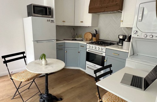 Valley Village Apartment | Quiet neighborhood in the heart of Los Angeles, minutes from theme parks!