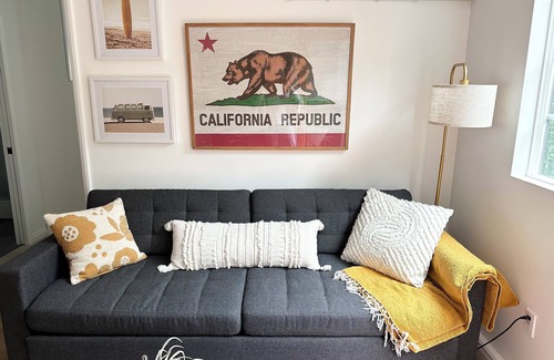 Valley Village Apartment | Quiet neighborhood in the heart of Los Angeles, minutes from theme parks!