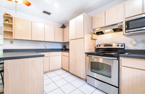 Carrollwood House | Quiet Oak Retreat – Serene 3 BDR