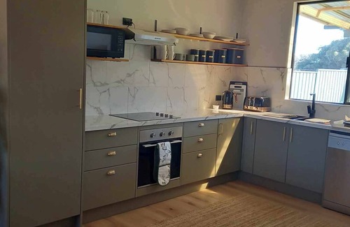 Two Rocks House | Quiet, Pet-Friendly Beach Retreat - 2 Minutes walk to the Beach.