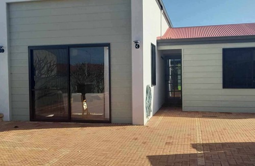 Two Rocks House | Quiet, Pet-Friendly Beach Retreat - 2 Minutes walk to the Beach.