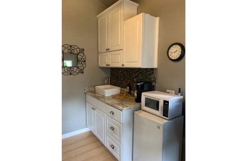 Arden-Arcade Apartment | Quiet Petite Garden Retreat