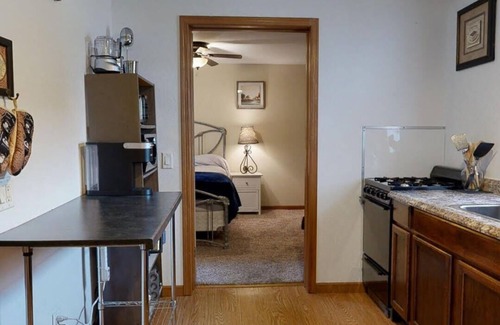 Kenosha House | Quiet Private 1 Bedroom Town Home Kenosha Hideaway TRAVELING NURSES welcome