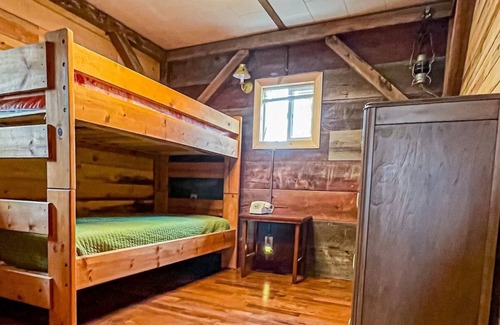 Plainfield Cabin | Quiet & Private Kayak,hike,UTV,BBQ,fish,boating,Nordic Mt - ski, tube, mt bike