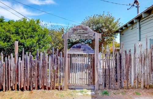 Albion Cottage | Quiet, quaint, quintessential cottage in Solitude with kitchenette & free WiFi