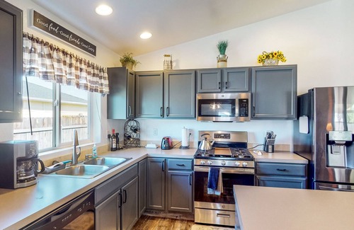 Middleton House | Quiet Ranch-Style Home with Fenced Yard, Gas Grill, Firepit & Fireplace