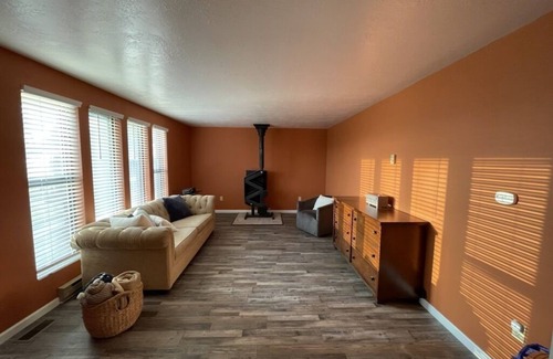 Dingle Other | Quiet & Relaxing Farm Home/15 min from lake/Big Yard/Fun Games