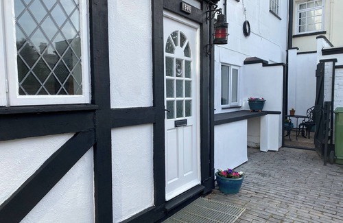 Cheltenham Apartment | Quiet retreat in centre of Cheltenham - The Mews Flatnfree parking/outside space