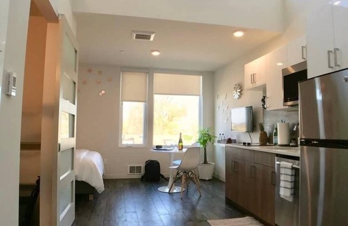 Broadway Apartment | Quiet retreat, in Seattle's most prominent entertainment & counterculture community.
