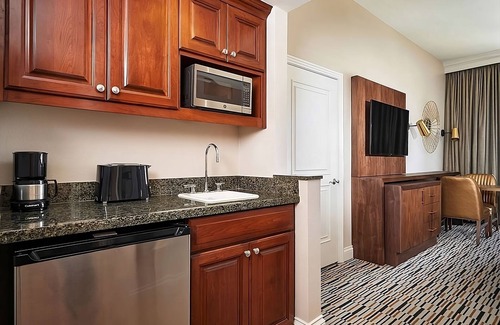 Las Vegas Hotel | Quiet Retreat in the Heart of Vegas | Room w/Kitchenette | Outdoor Pool