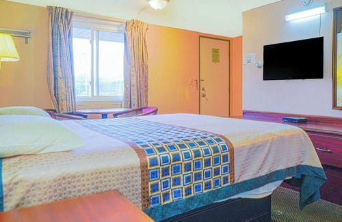 Bay City Hotel | Quiet Retreat Near Downtown Bay City – Comfortable Room + Free Parking