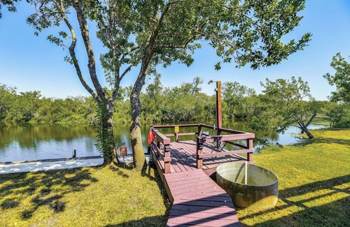 Long Mott Cabin | Quiet River Retreat ~ 20 Mi to Port Lavaca!