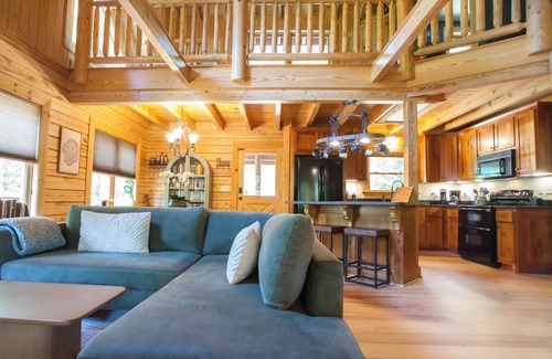 Dawsonville Cabin | Quiet Riverfront Log Cabin with Firepits, Starlink, EV Charger, near Dahlonega!