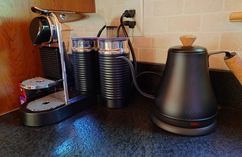 Dawsonville Cabin | Quiet Riverfront Log Cabin with Firepits, Starlink, EV Charger, near Dahlonega!