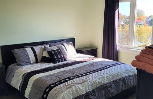 The Nation House | Quiet Riverfront , Pet friendly
