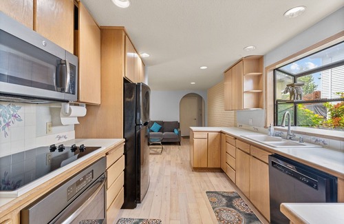 Auburn House | Quiet Riverside Retreat 3bd/2ba