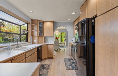 Auburn House | Quiet Riverside Retreat 3bd/2ba