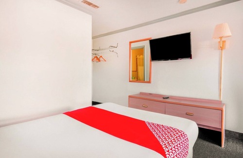 Durham Hotel | Quiet Room Close to Duke Gardens with Comfy Bed + Private Entrance