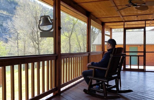 Mountain View Cabin | Quiet rustic retreat on the White River across from Handford Bluff