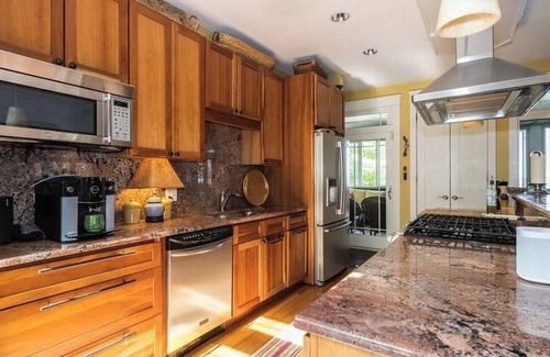 South Haven House | Quiet setting 15 min from Saugatuck/South Haven with easy beach access
