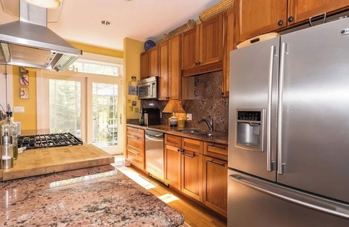 South Haven House | Quiet setting 15 min from Saugatuck/South Haven with easy beach access