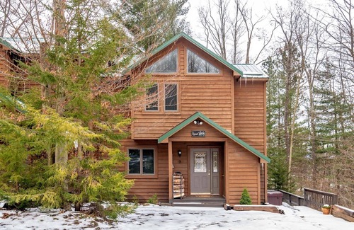 Davis House | Quiet Snow - 72 Lower LanennQuiet Snow - Fireplace, Hot Tub, Gas Grill, Short Drive to two State Parks and two Ski Areas