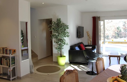 La Roque-sur-Pernes Villa | Quiet spacious villa, bright, sunny, private pool overlooking the ventoux