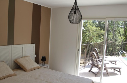 La Roque-sur-Pernes Villa | Quiet spacious villa, bright, sunny, private pool overlooking the ventoux