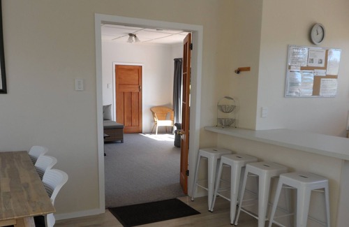 Turangi House | Quiet spacious comfortable home Wi-Fi sundeck 2 living areas large outdoor areas