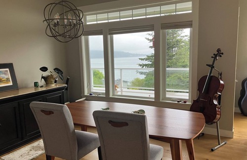 Bellingham Villa | Quiet, Spacious, Private top floor waterview