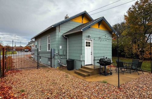 Sheridan House | Quiet Spot w/Fenced Yard |The Stardust Bungalow