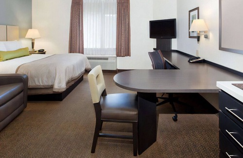 Earth City House | Quiet Stunning Space with Homelike Amenities
