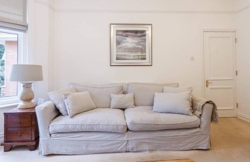 Canford Cliffs Apartment | Quiet, stylish, 2BR/2-bath flat near Sandbanks, 3 mins to beach, sleeps 4+2
