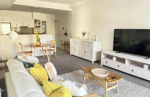 St Peters Apartment | Quiet & Stylish inner west pad next to Station