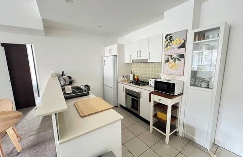 St Peters Apartment | Quiet & Stylish inner west pad next to Station