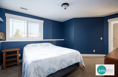 Holland House | Quiet Suburban Escape - Holland North Side