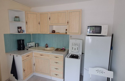 Saint-Marc-sur-Mer Apartment | Quiet T1 in St Marc sur Mer, 5 min walk to the beach, terrace and large bed!