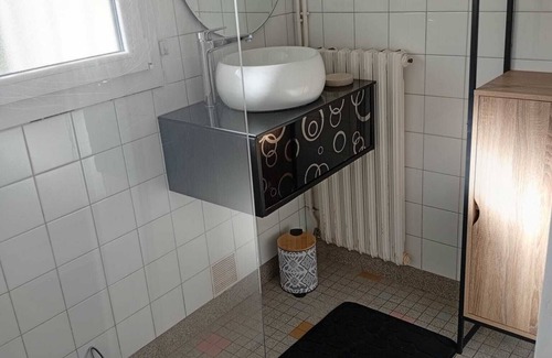 Redon House | Quiet town house close to shops.