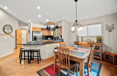 Wildernest House | Quiet Townhouse Snuggled up to a Wooded Mountain View CS1