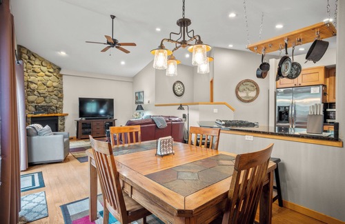 Wildernest House | Quiet Townhouse Snuggled up to a Wooded Mountain View CS1
