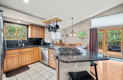 Wildernest House | Quiet Townhouse Snuggled up to a Wooded Mountain View CS1
