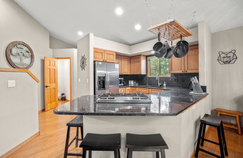Wildernest House | Quiet Townhouse Snuggled up to a Wooded Mountain View CS1