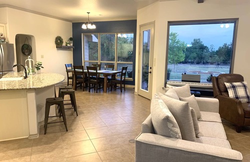 Boerne House | Quiet tree lined street, 1 minute from downtown Boerne