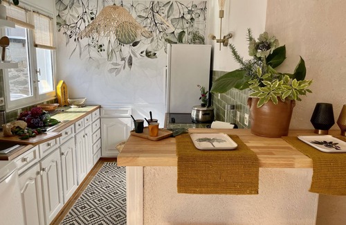 Treboul House | Quiet vacation home with enclosed garden 200m from Tréboul beaches.