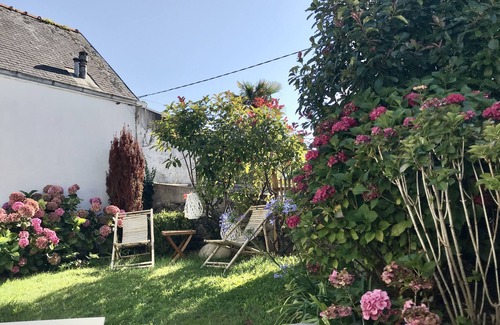 Treboul House | Quiet vacation home with enclosed garden 200m from Tréboul beaches.