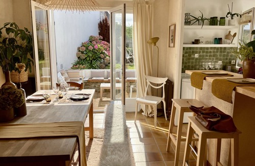 Treboul House | Quiet vacation home with enclosed garden 200m from Tréboul beaches.