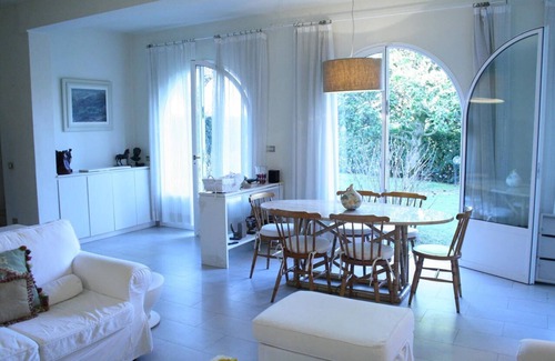 Forte dei Marmi Villa | Quiet Villa 5 min from the sea - sleeps up to 11 - Air conditioning